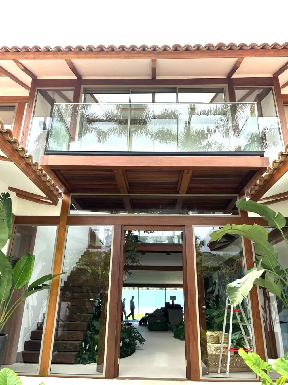 Obra Esmad — fachada em madeira e vidro